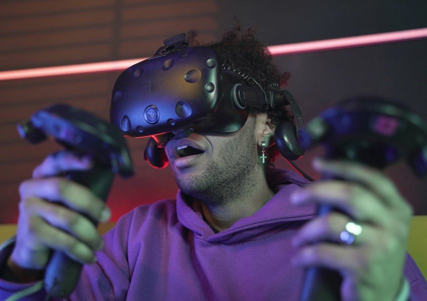 medium shot surprised man wearing vr glasses 1